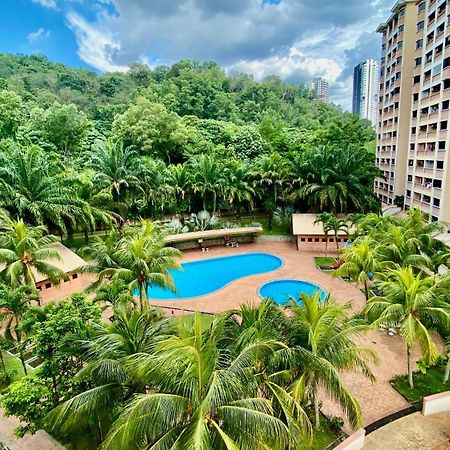 Putravilla Condominium Lovely & Spacious With Public Pool Kampong Kerdas Exterior foto
