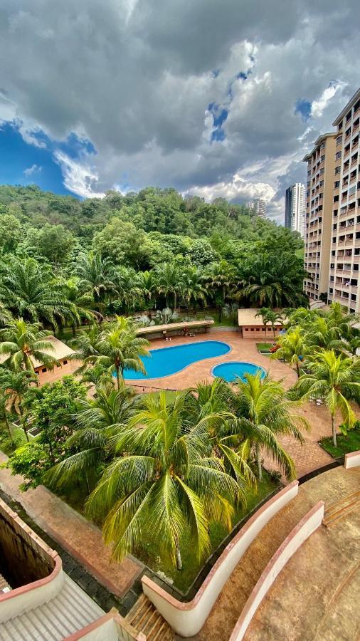 Putravilla Condominium Lovely & Spacious With Public Pool Kampong Kerdas Exterior foto