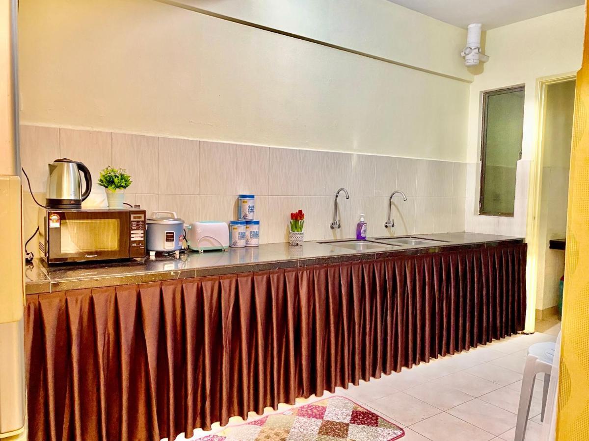 Putravilla Condominium Lovely & Spacious With Public Pool Kampong Kerdas Exterior foto