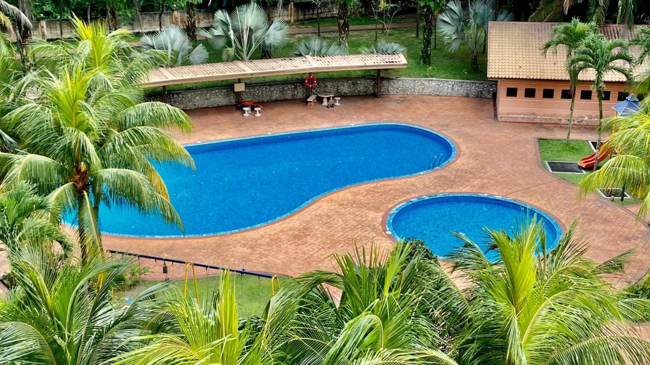 Putravilla Condominium Lovely & Spacious With Public Pool Kampong Kerdas Exterior foto