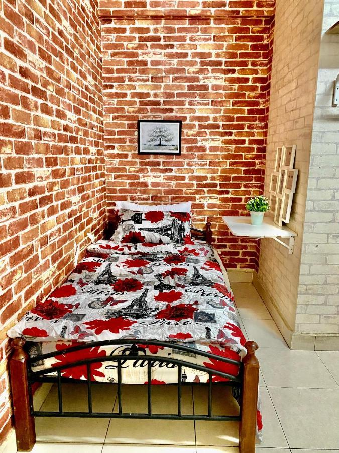 Putravilla Condominium Lovely & Spacious With Public Pool Kampong Kerdas Exterior foto