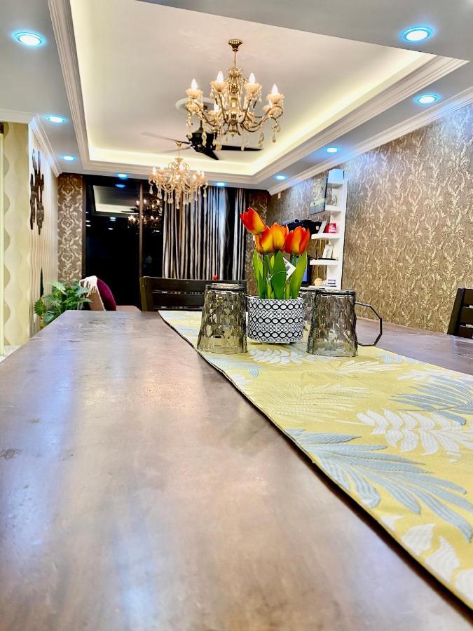 Putravilla Condominium Lovely & Spacious With Public Pool Kampong Kerdas Exterior foto