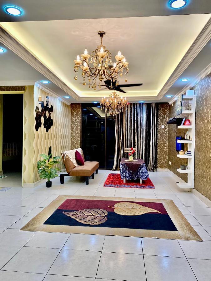 Putravilla Condominium Lovely & Spacious With Public Pool Kampong Kerdas Exterior foto