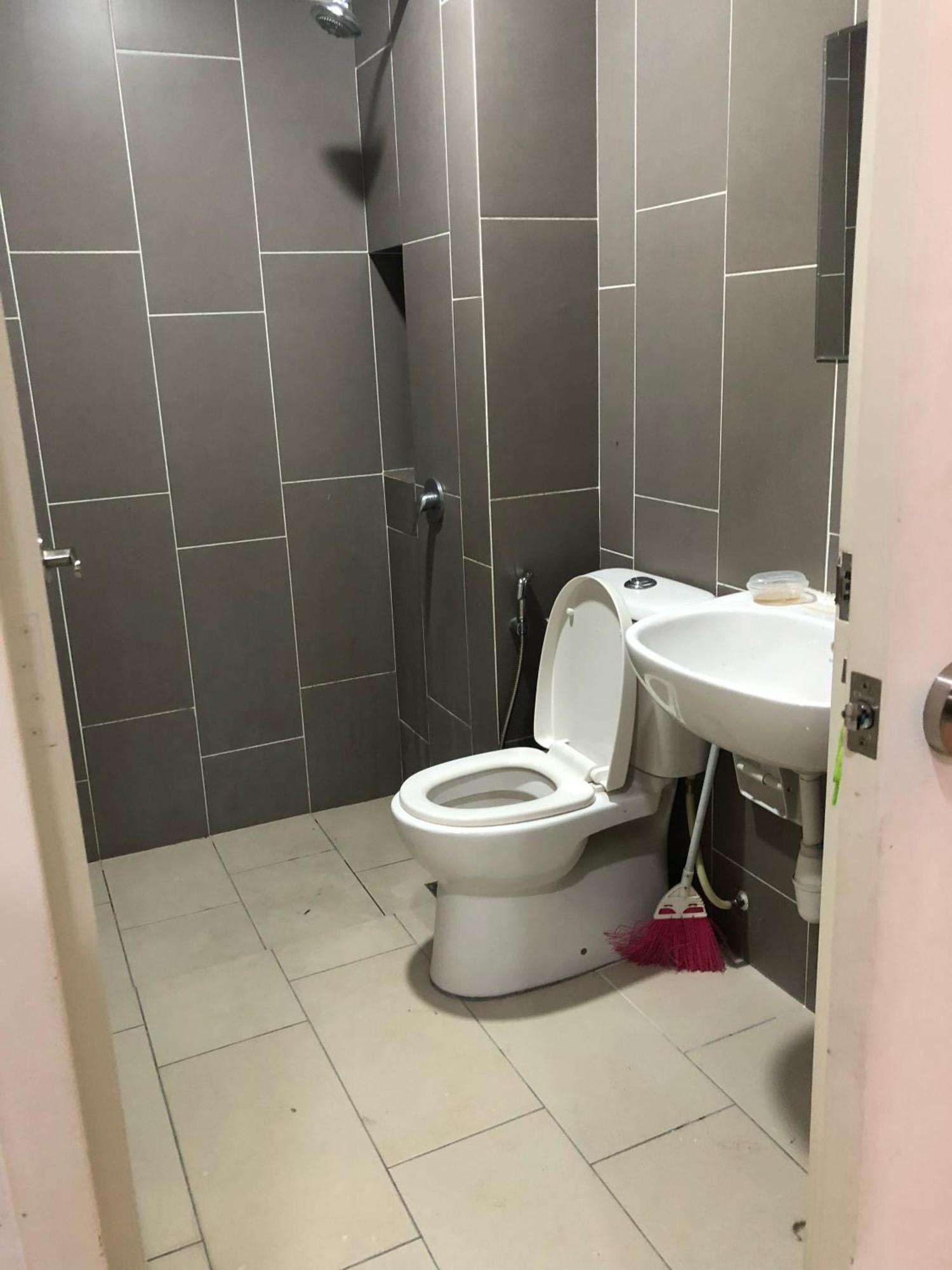 Putravilla Condominium Lovely & Spacious With Public Pool Kampong Kerdas Exterior foto