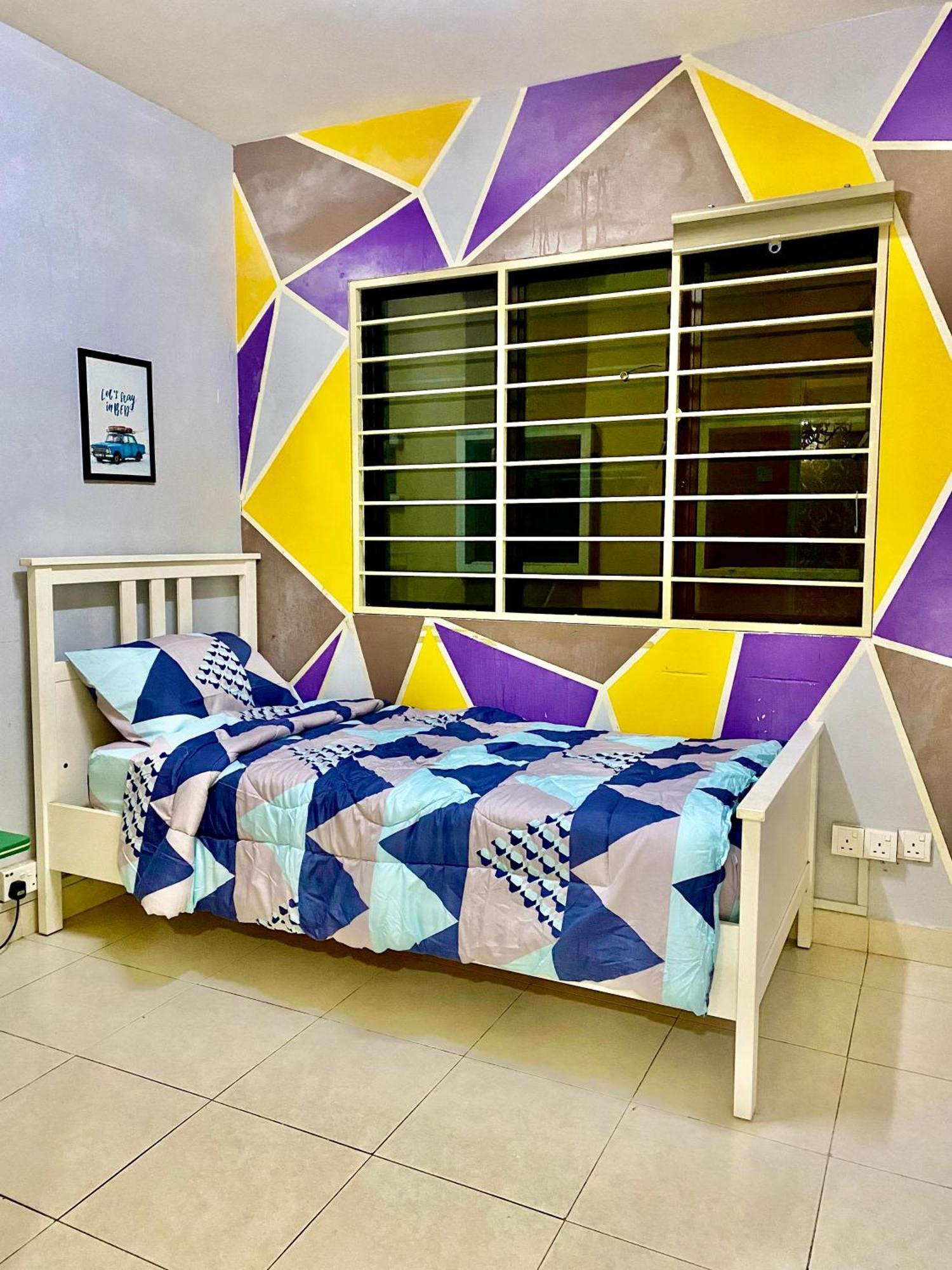 Putravilla Condominium Lovely & Spacious With Public Pool Kampong Kerdas Exterior foto